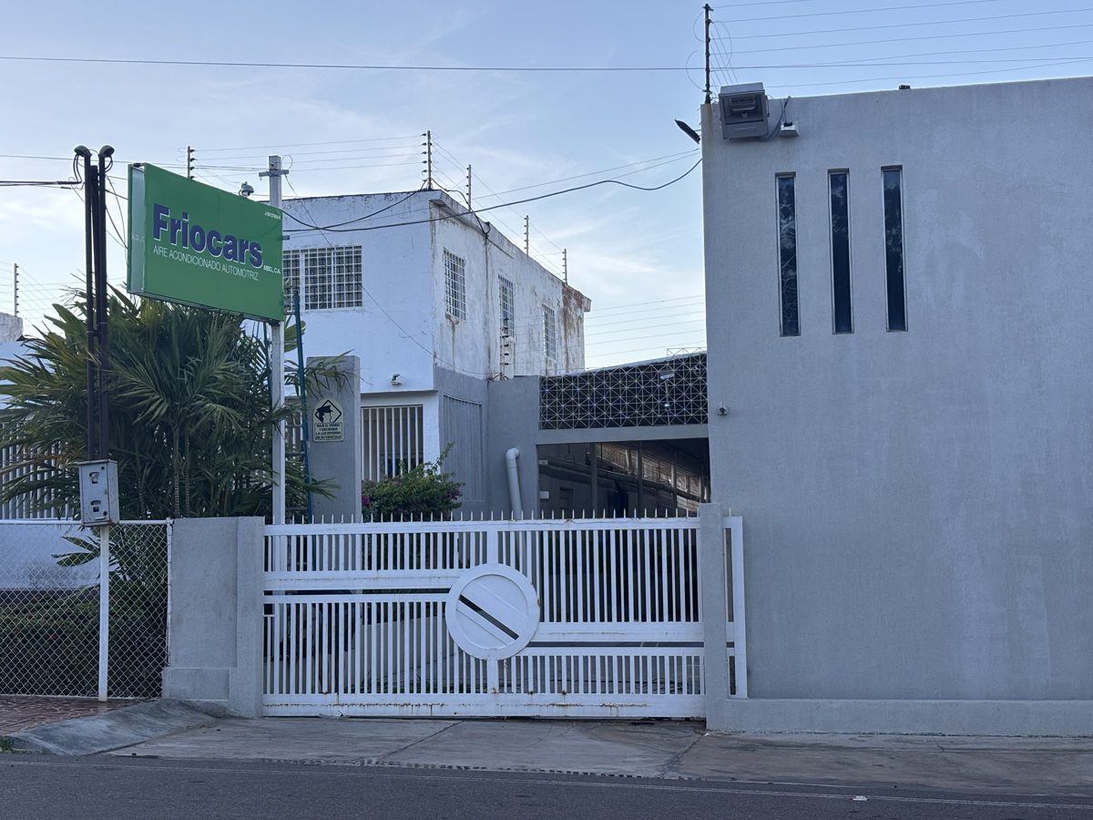 Portón de entrada del taller Friocars